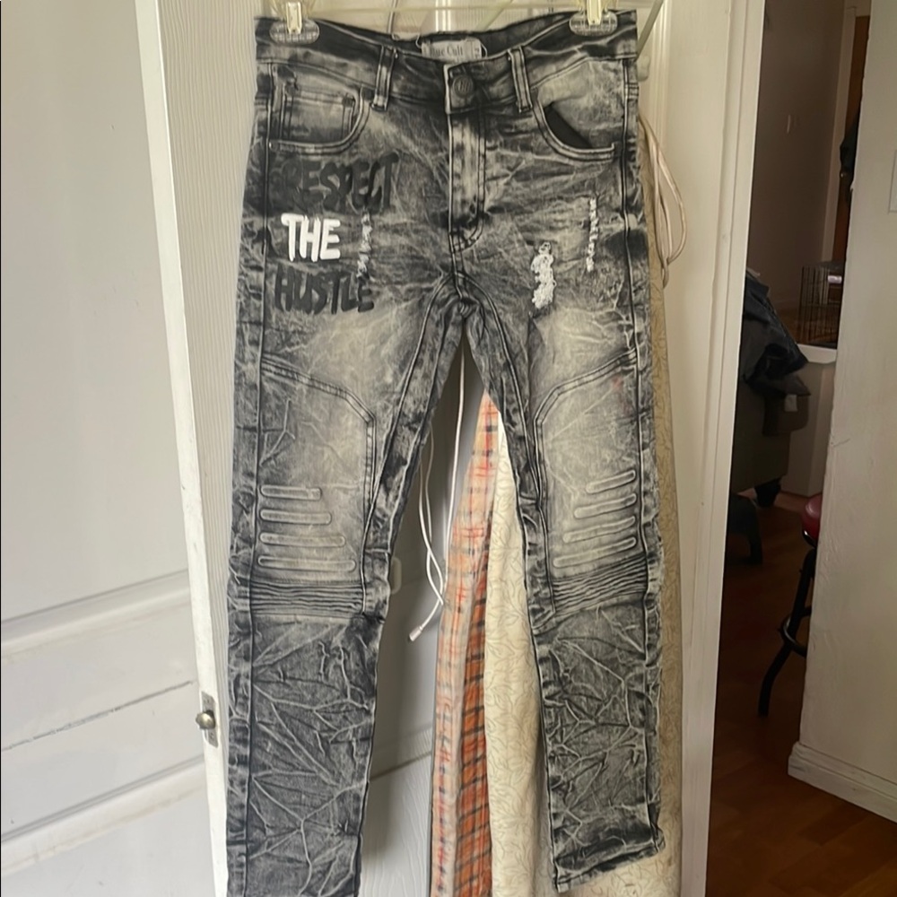 Gray Skinny Jeans with Distressed Texture and Seams